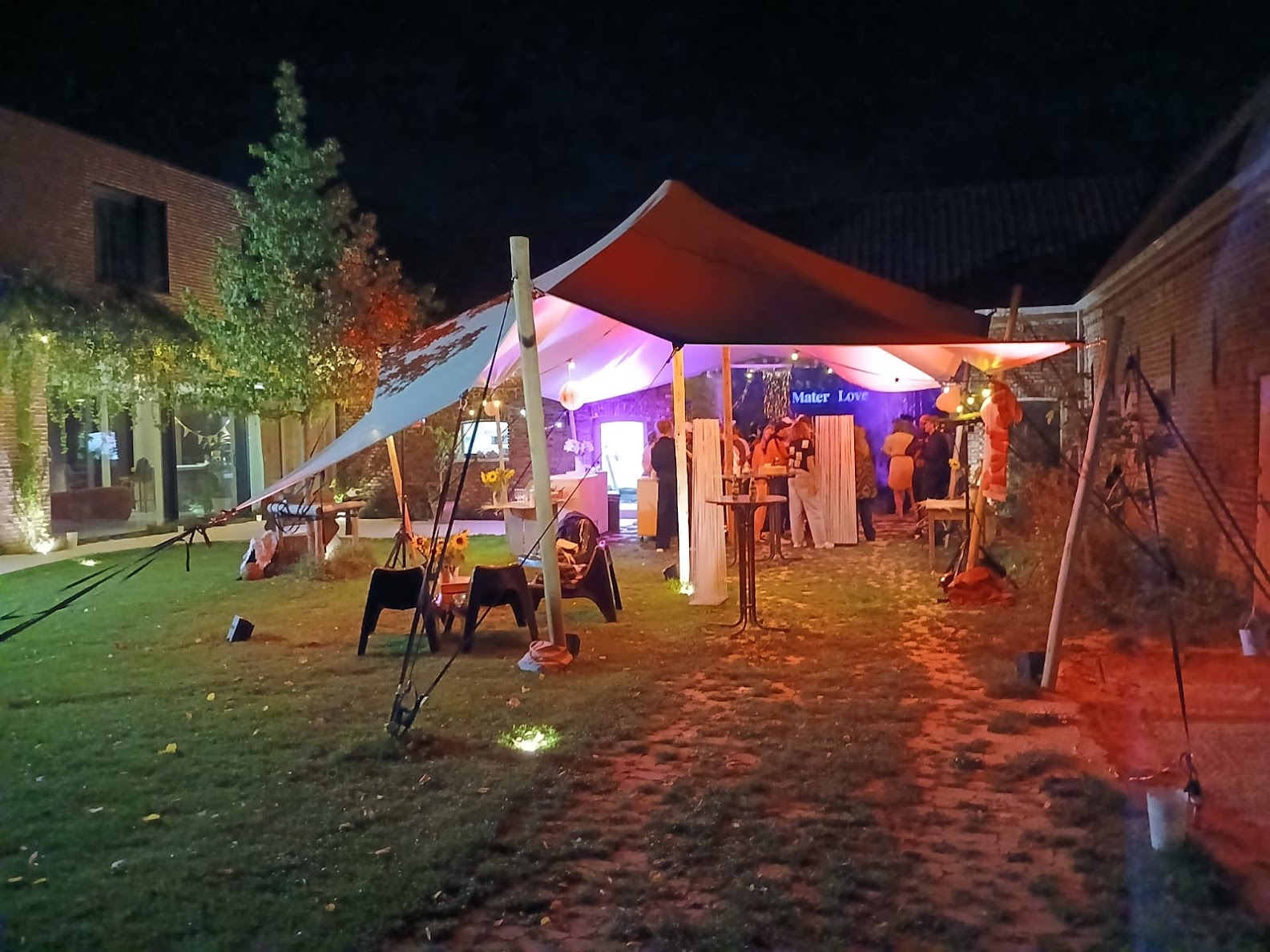 Onze tent sfeervol verlicht tijdens een avondfeest